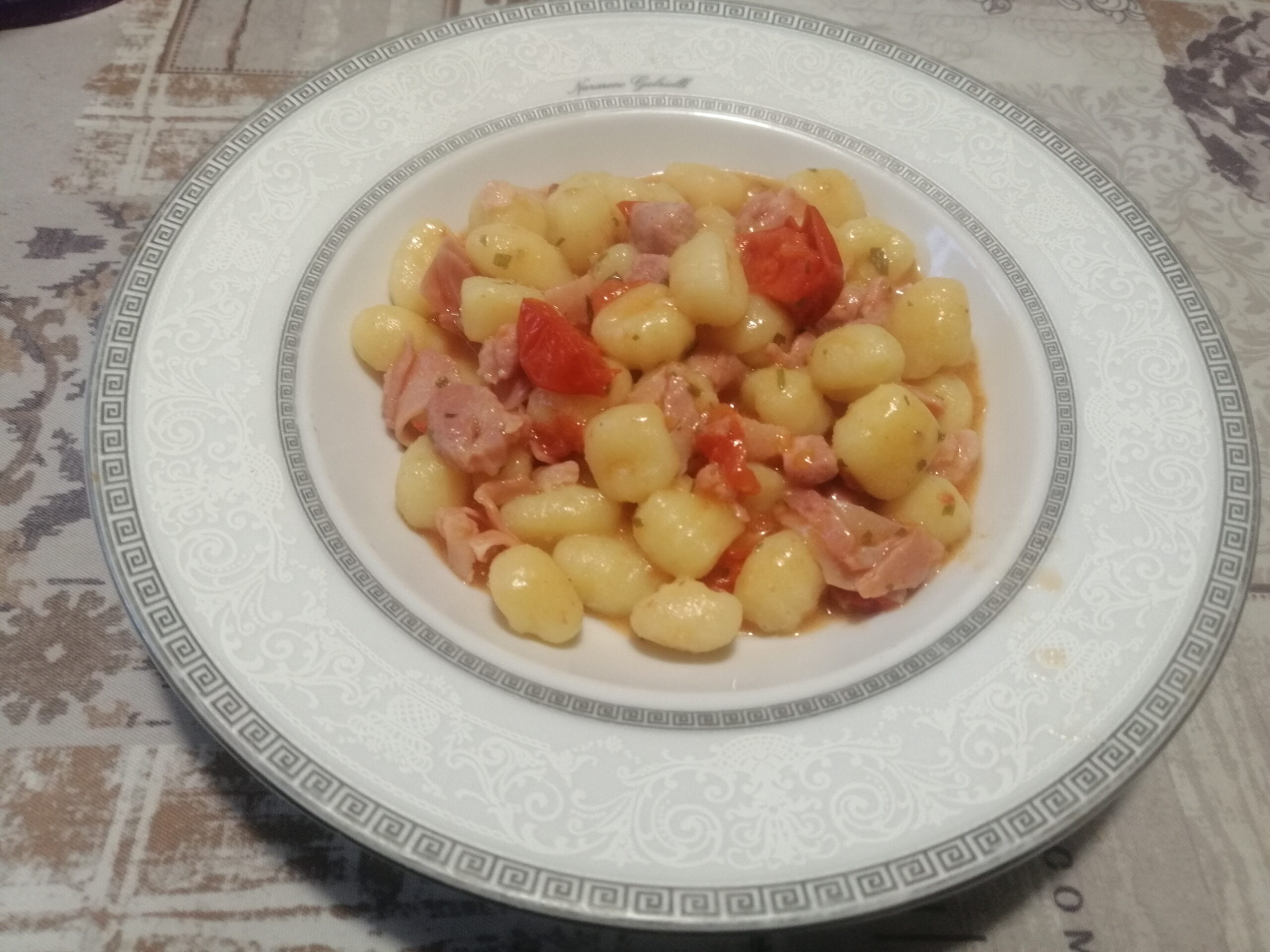 Gnocchi di patate con pomodorini e guanciale