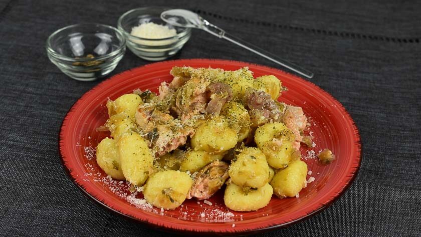 Gnocchi di patate con salmone e alghe