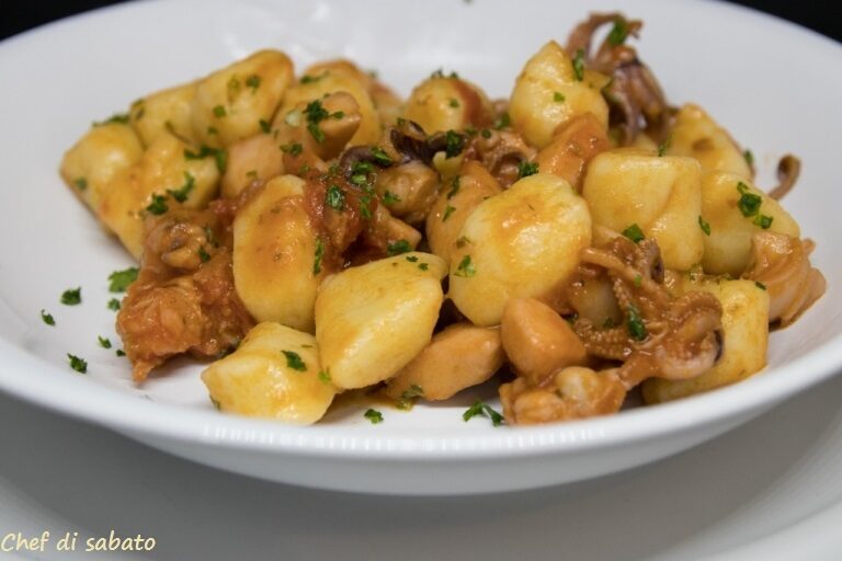 Gnocchi di patate con sugo di pesce