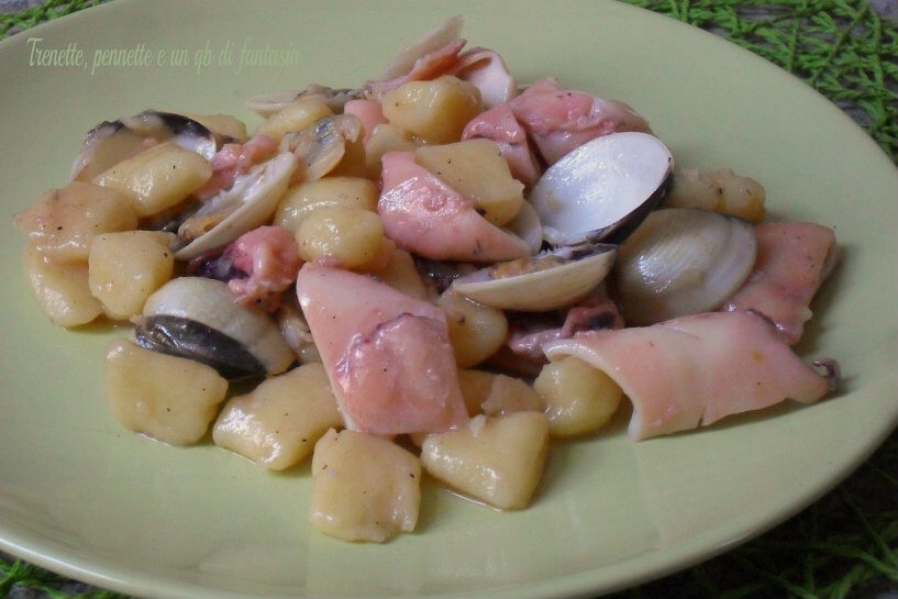 Gnocchi di patate con vongole e seppie