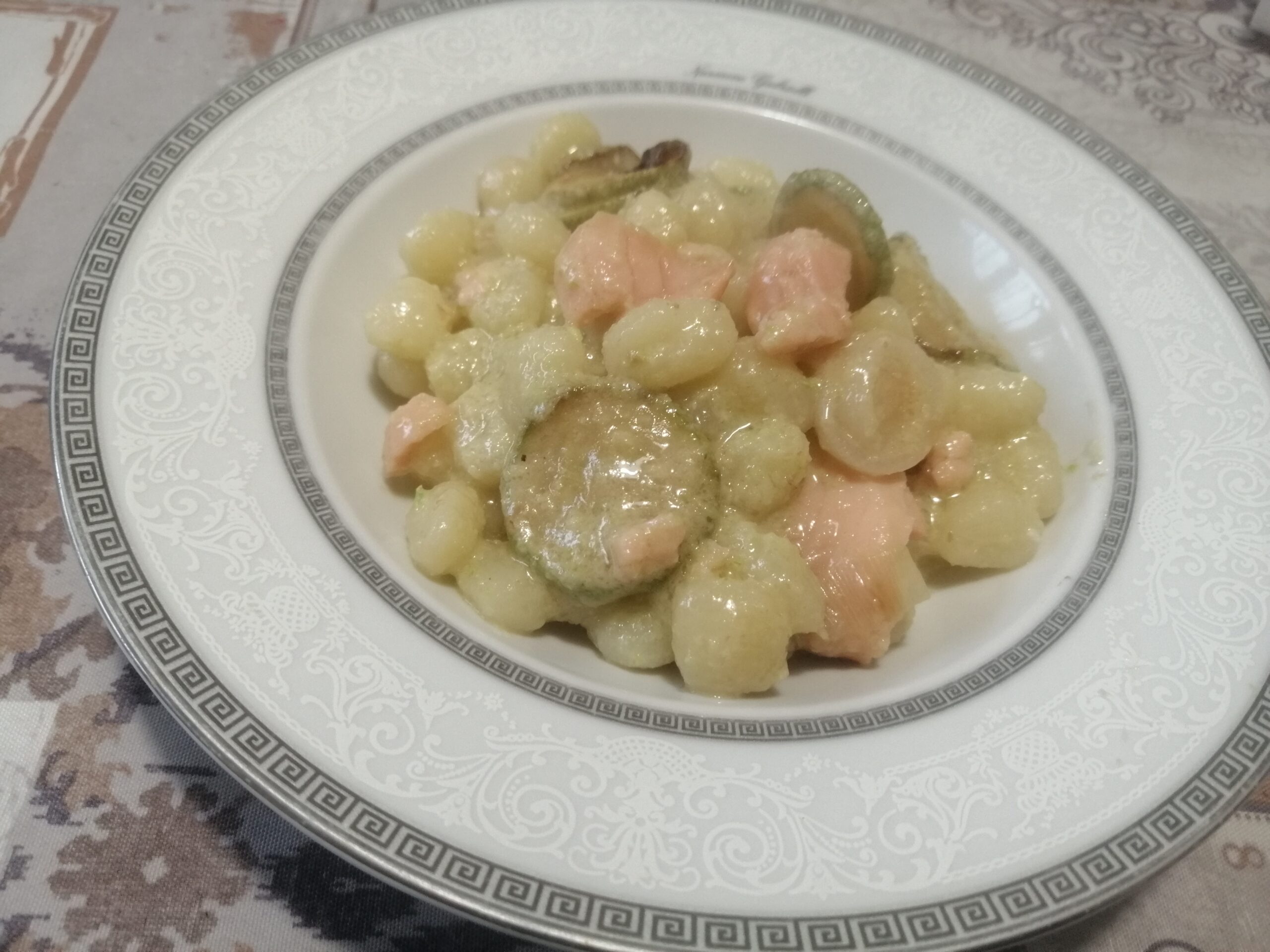 Gnocchi di patate con zucchine e salmone