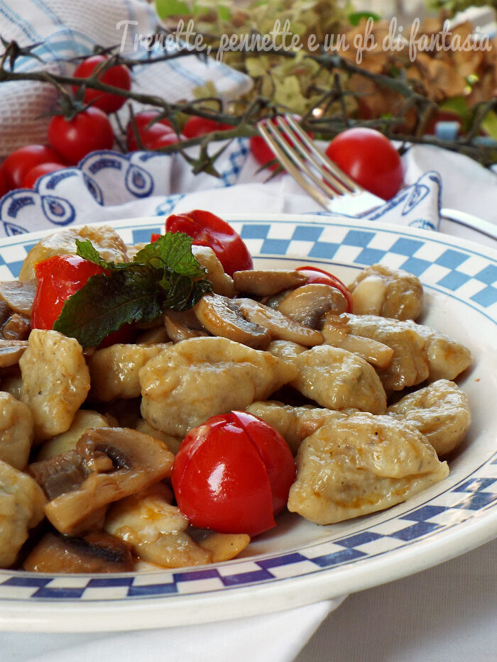Gnocchi di patate e funghi con pomodorini
