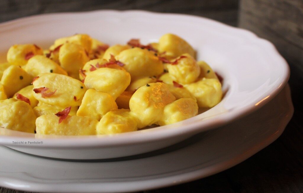 Gnocchi di patate e ricotta con zafferano e crunch di speck