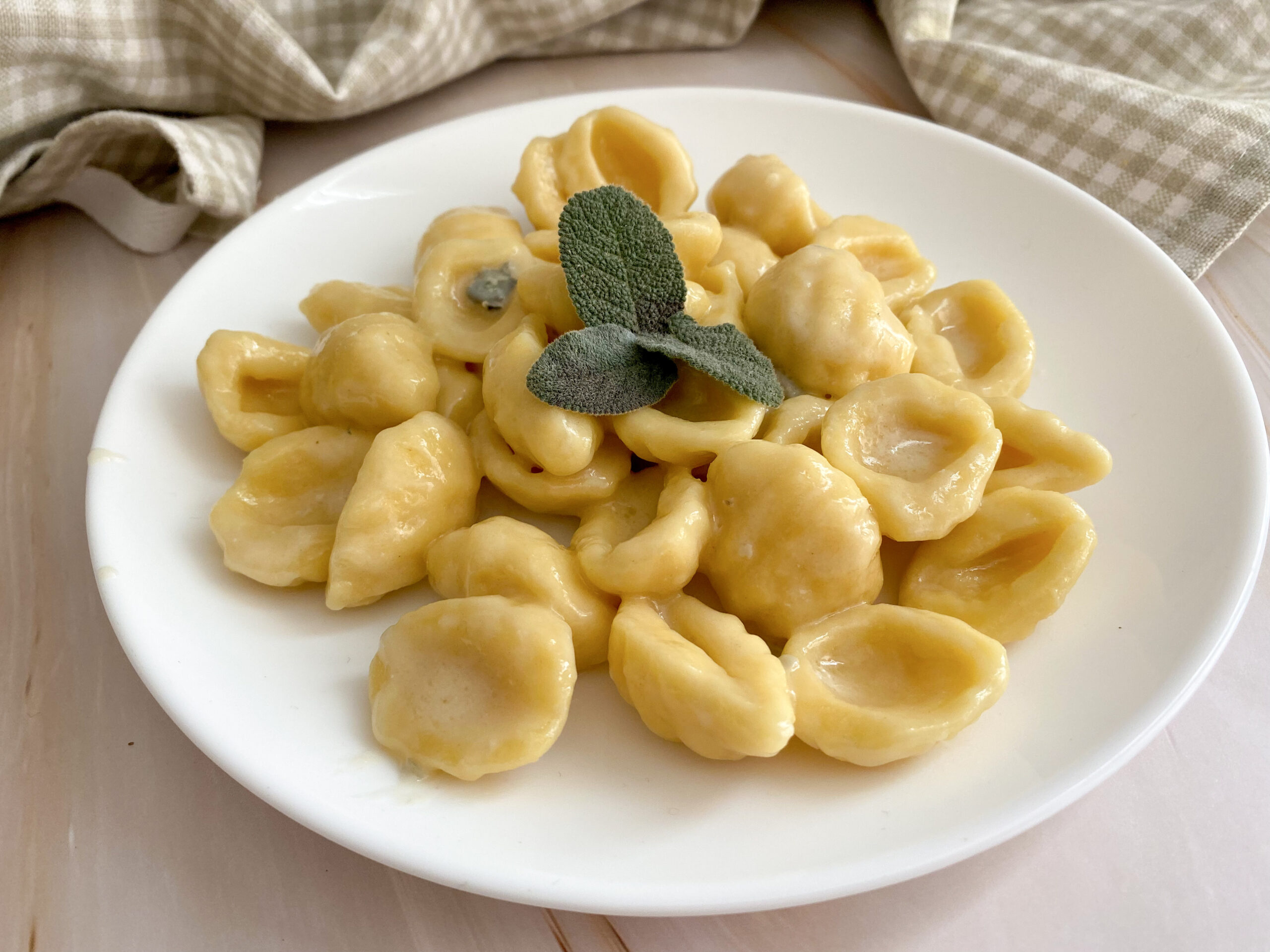 Gnocchi di patate fatti con pasta maker conditi con gorgonzola e noci