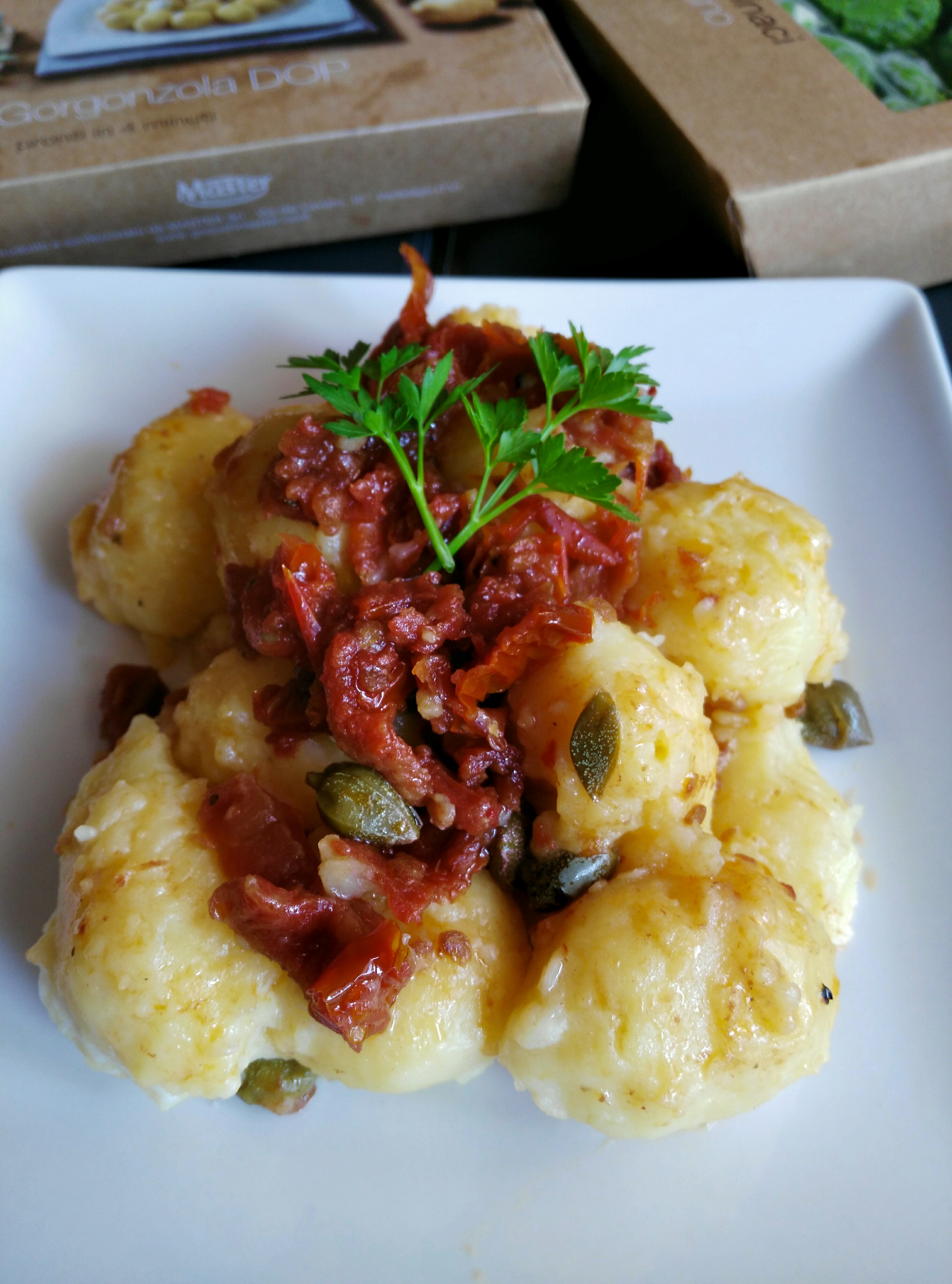 Gnocchi di patate ripieni di gorgonzola con pomodori secchi e capperi