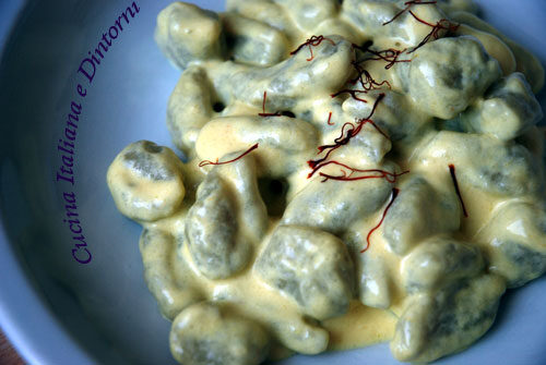 Gnocchi di patate viola con salsa allo zafferano