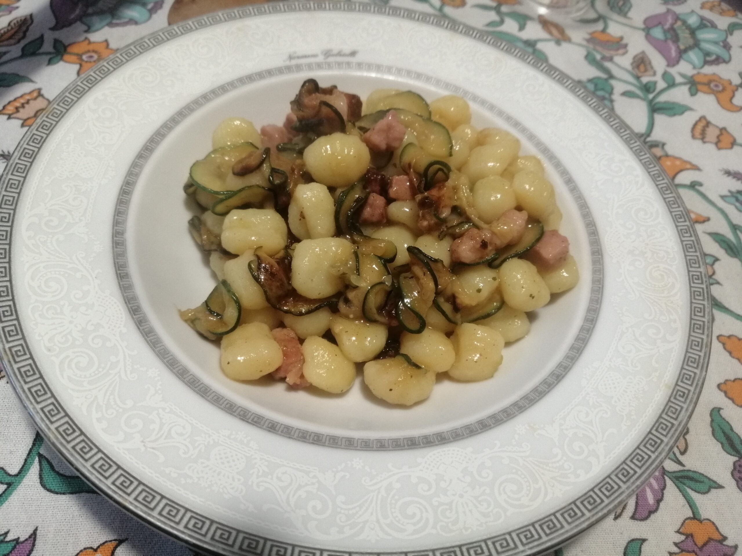 Gnocchi di patate zucchine e pancetta