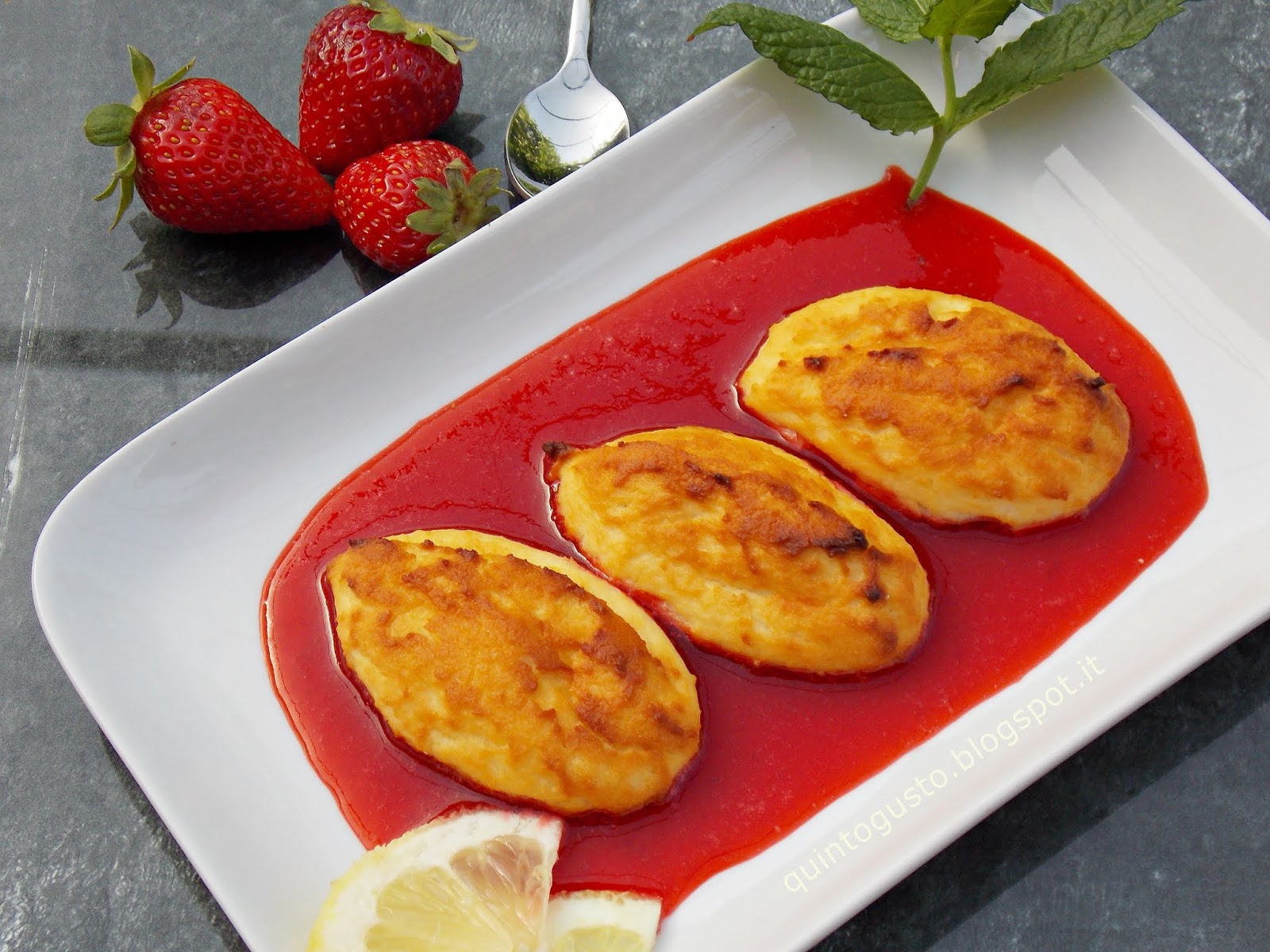 Gnocchi di ricotta al limone su coulis di fragole