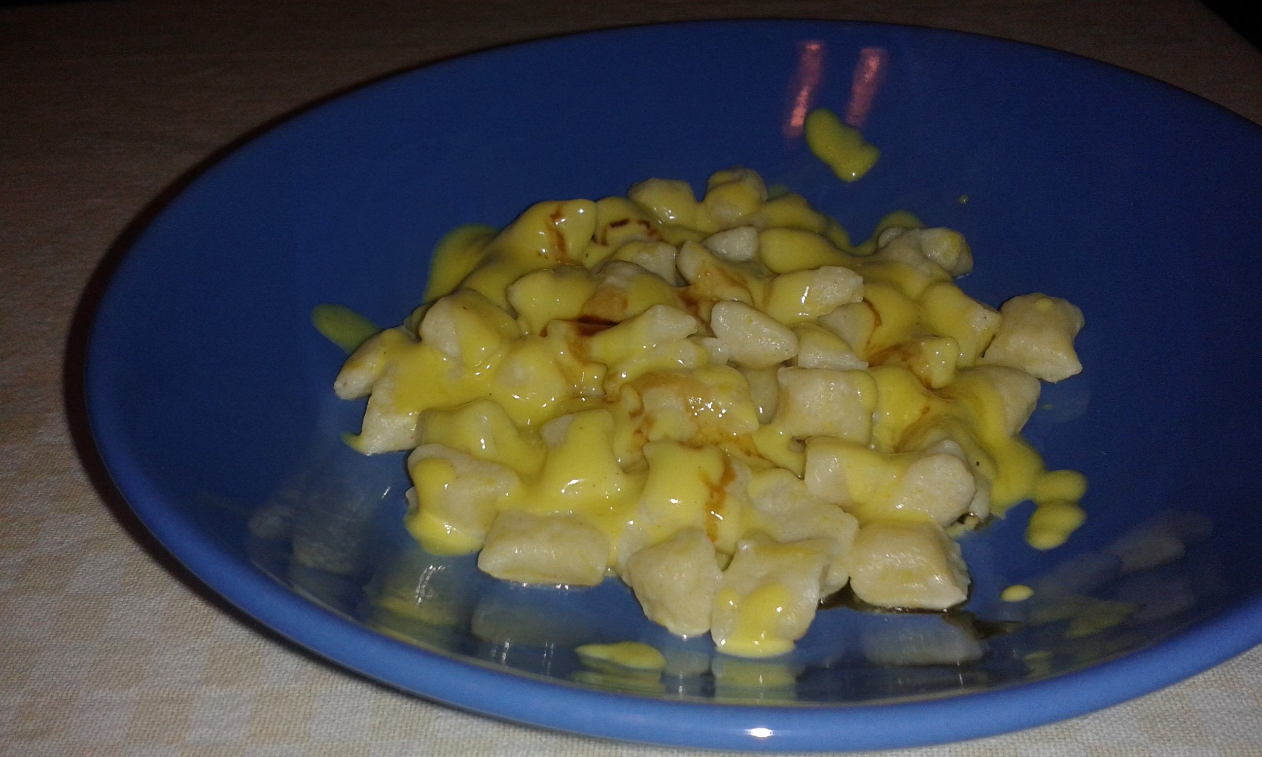 Gnocchi di ricotta con curcuma, su fonduta di parmigiano