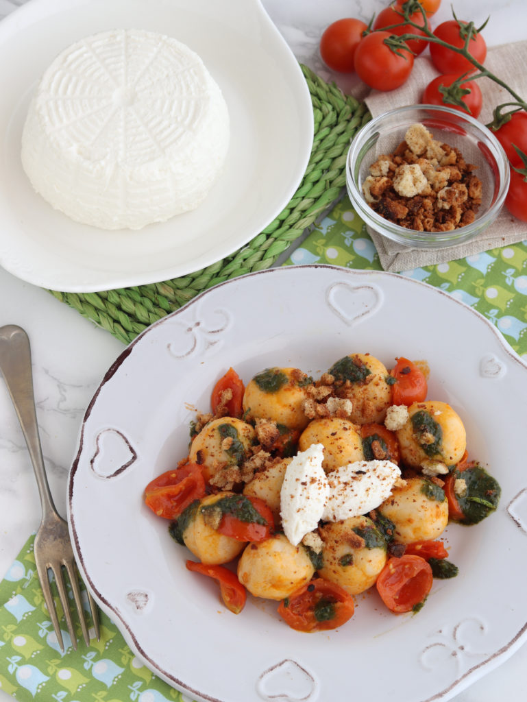 Gnocchi di ricotta con pomodorini e briciole di pane