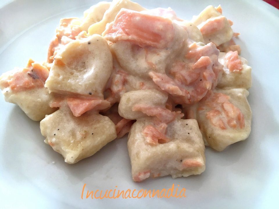 Gnocchi di ricotta con salmone affumicato