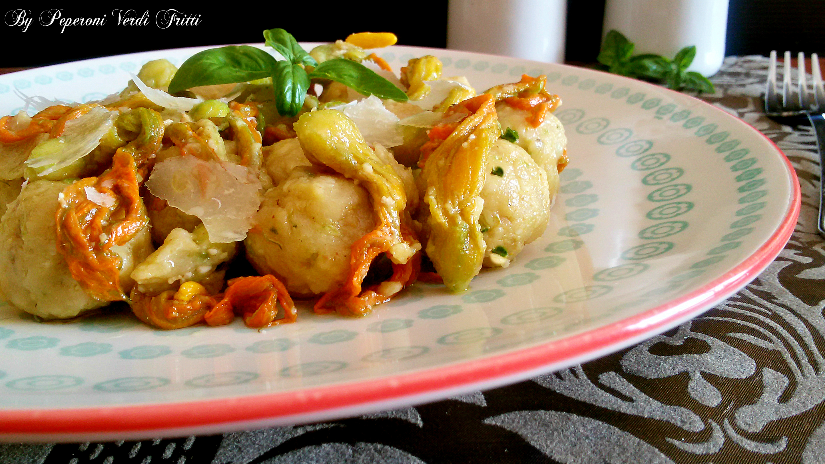 Gnocchi di ricotta e zucchine con burro parmigiano e fiori di zucca