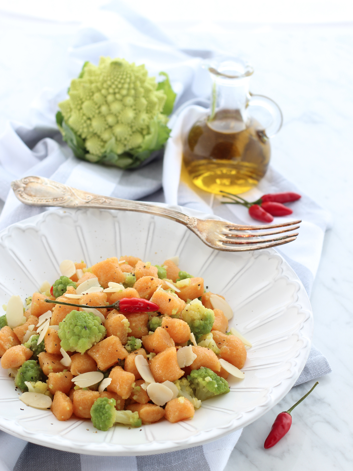 Gnocchi di semola al curry rosso e broccolo romanesco