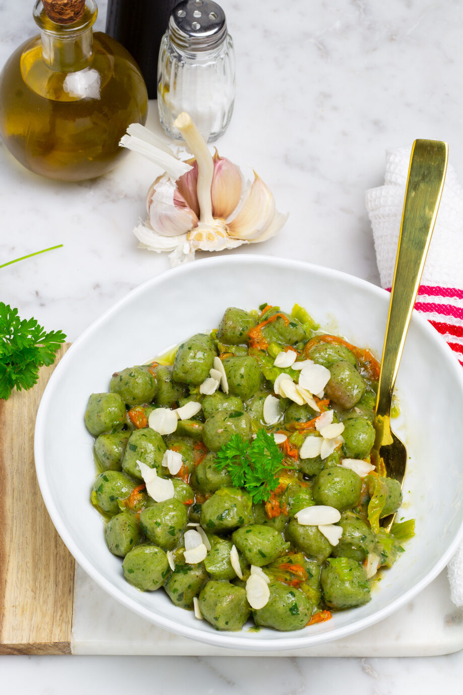 Gnocchi di spinaci con alici e fiori di zucca