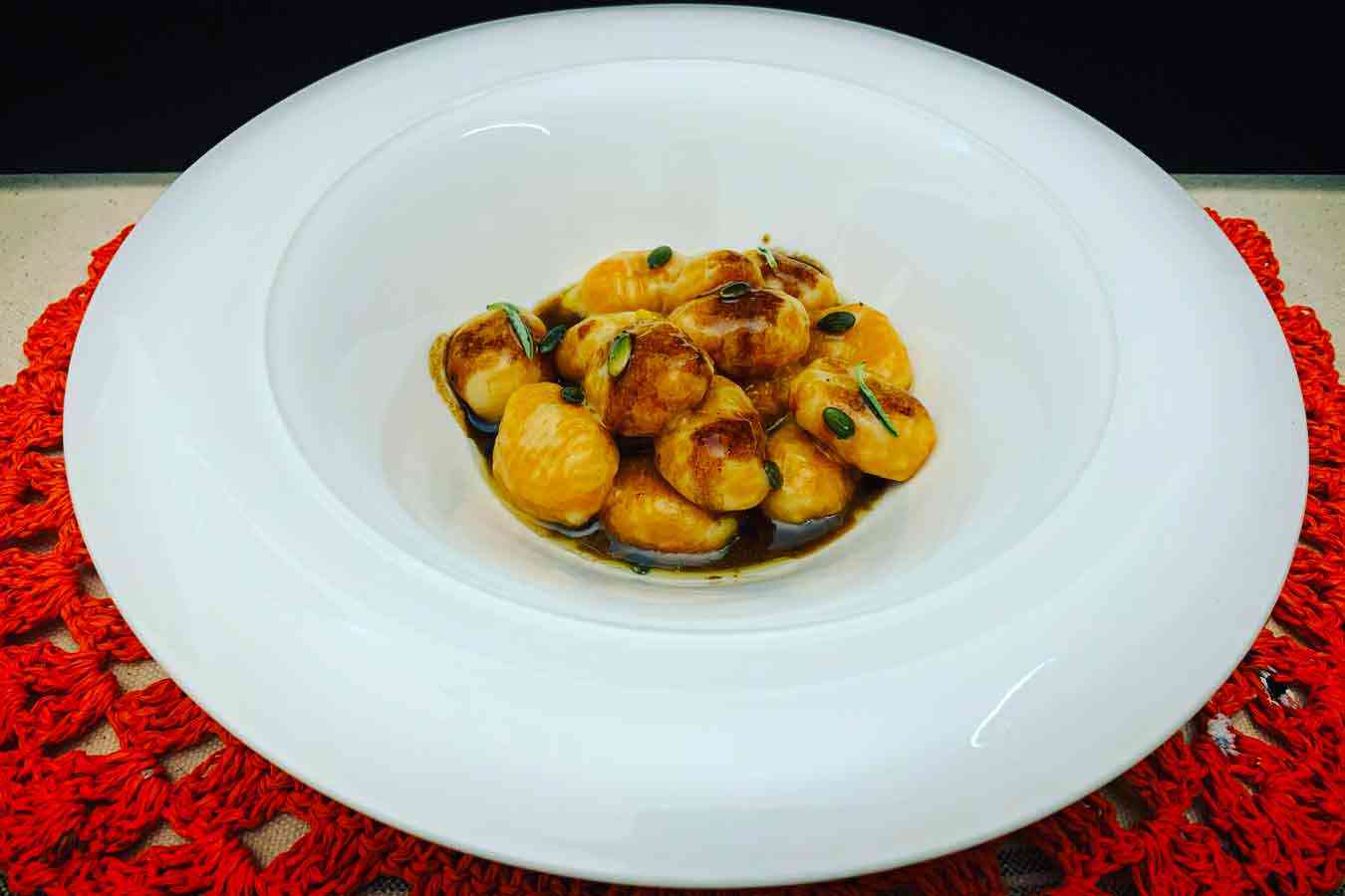 Gnocchi di zucca, burro, salvia e fondo di funghi