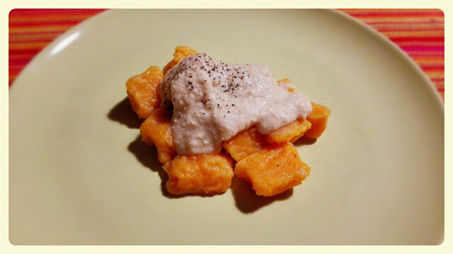 Gnocchi di zucca con crema di anacardi affumicata