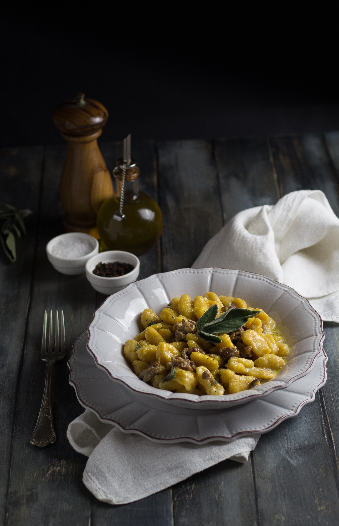 Gnocchi di zucca con porcini e salsiccia