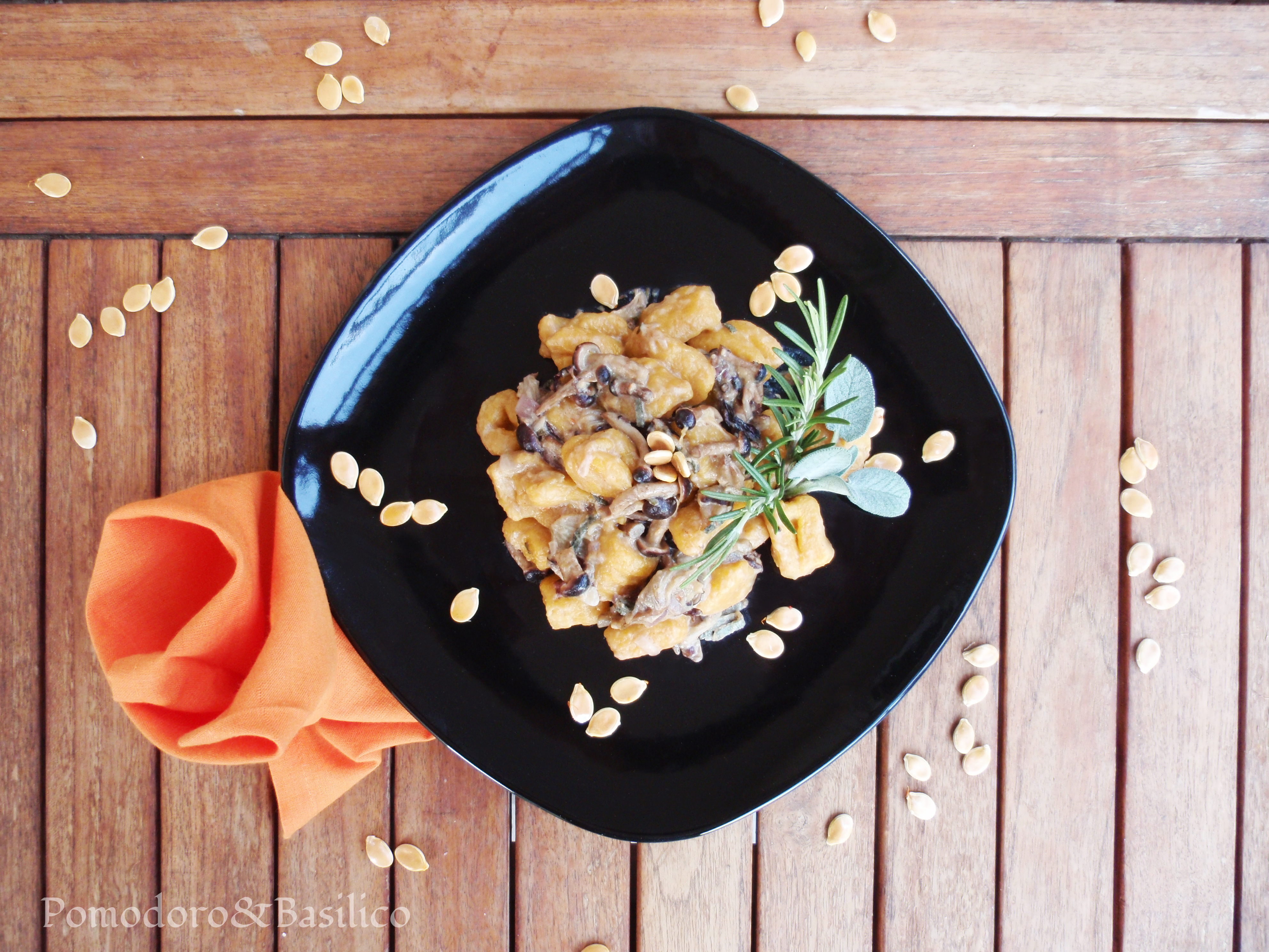 Gnocchi di zucca con sugo di funghi e radicchio