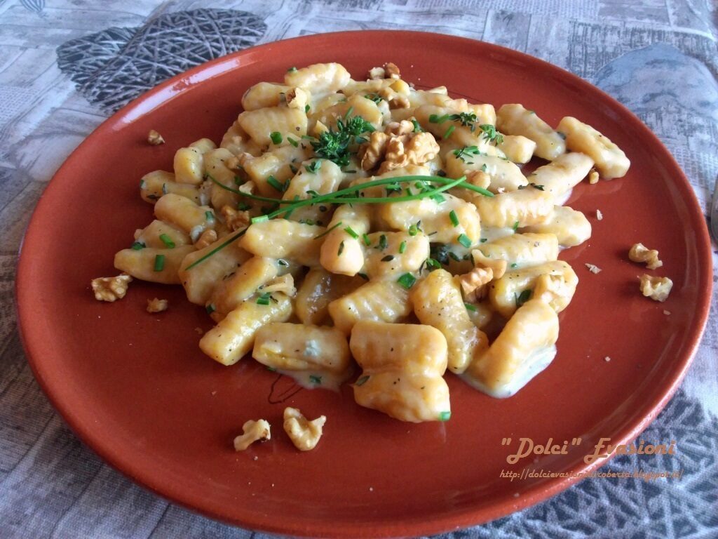 Gnocchi di zucca e patate con fonduta al taleggio e gorgonzola, noci e timo