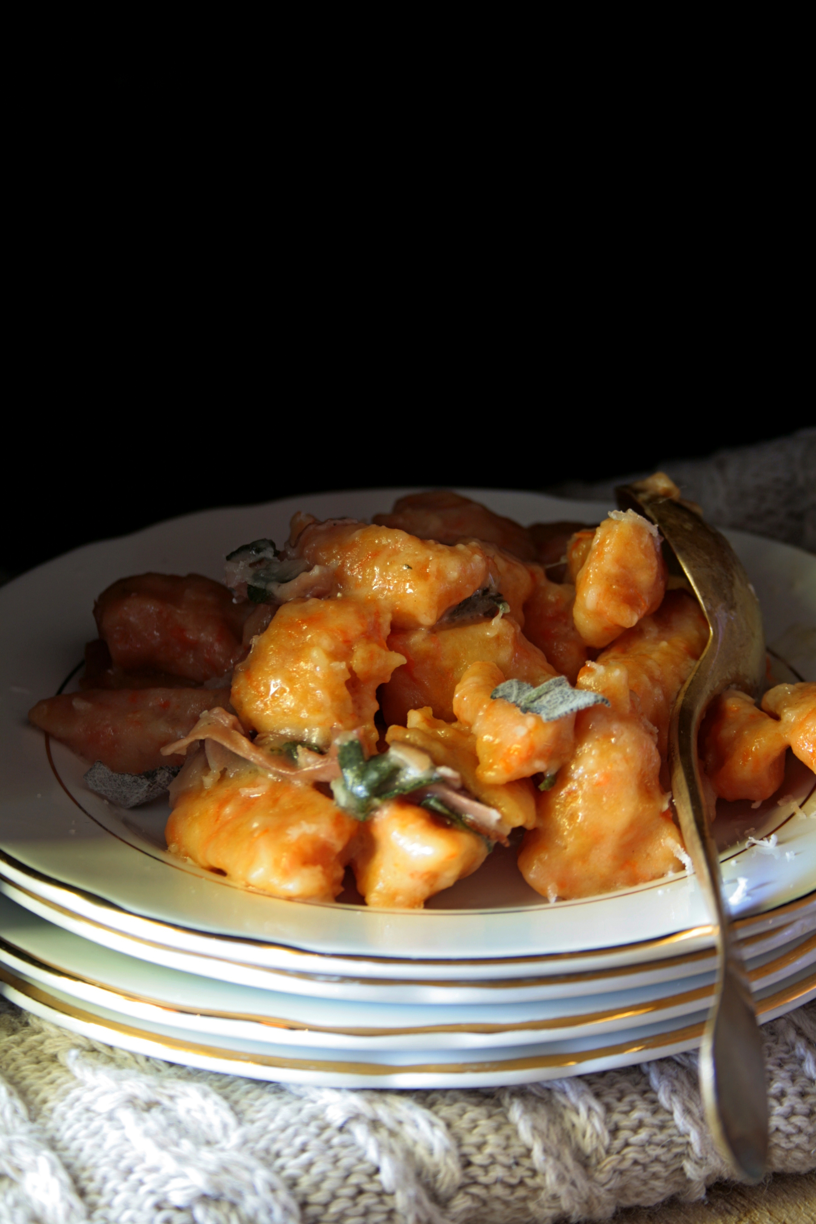 Gnocchi di zucca e patate conditi con burro , speck e salvia