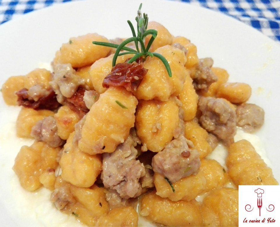 Gnocchi di zucca e salsiccia su crema di bufala