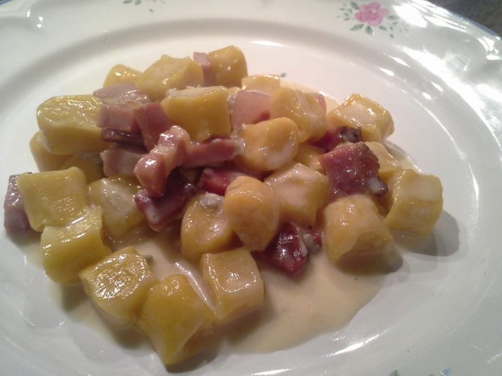 Gnocchi di zucca speck e gorgonzola