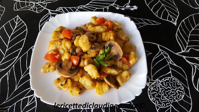 Gnocchi fatti in casa di semola rimacinata, con funghi champignon e pomodorini
