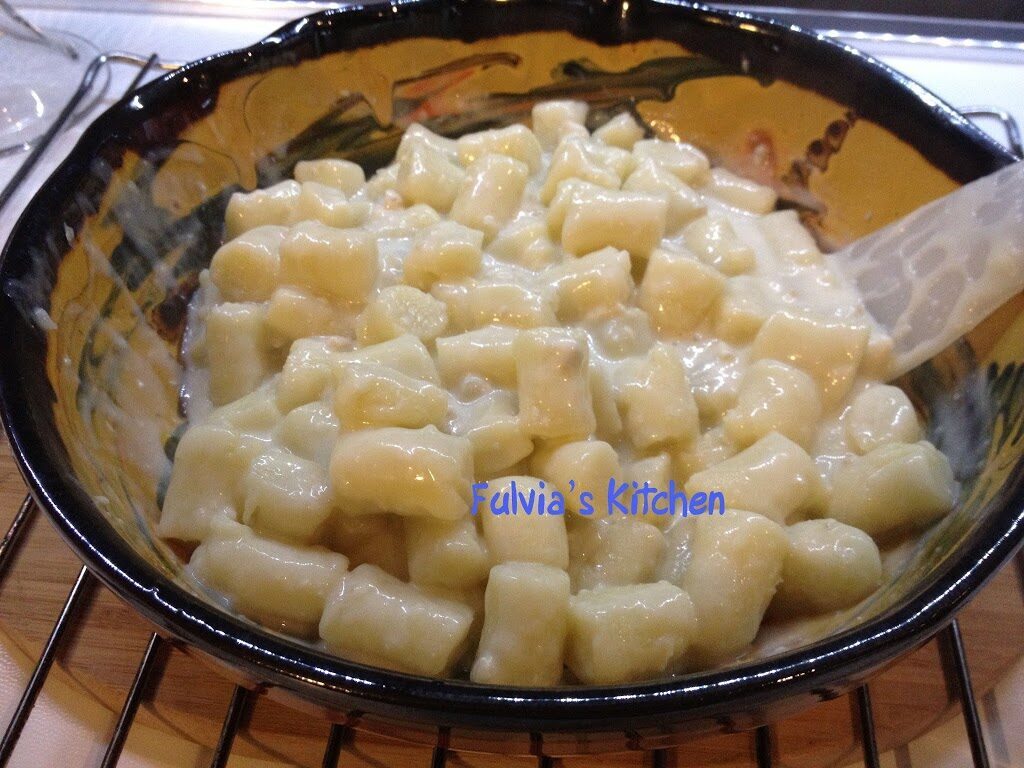 Gnocchi filanti al gorgonzola al cucchiaio e acini d’uva ricoperti