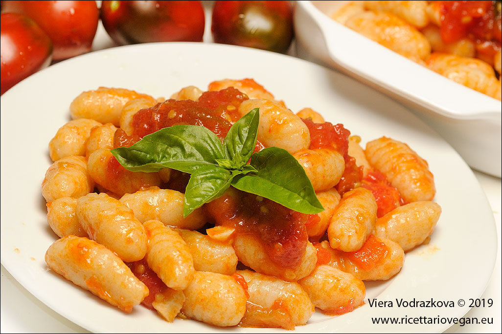 Gnocchi fuorilegge con sughetto veloce al pomodoro