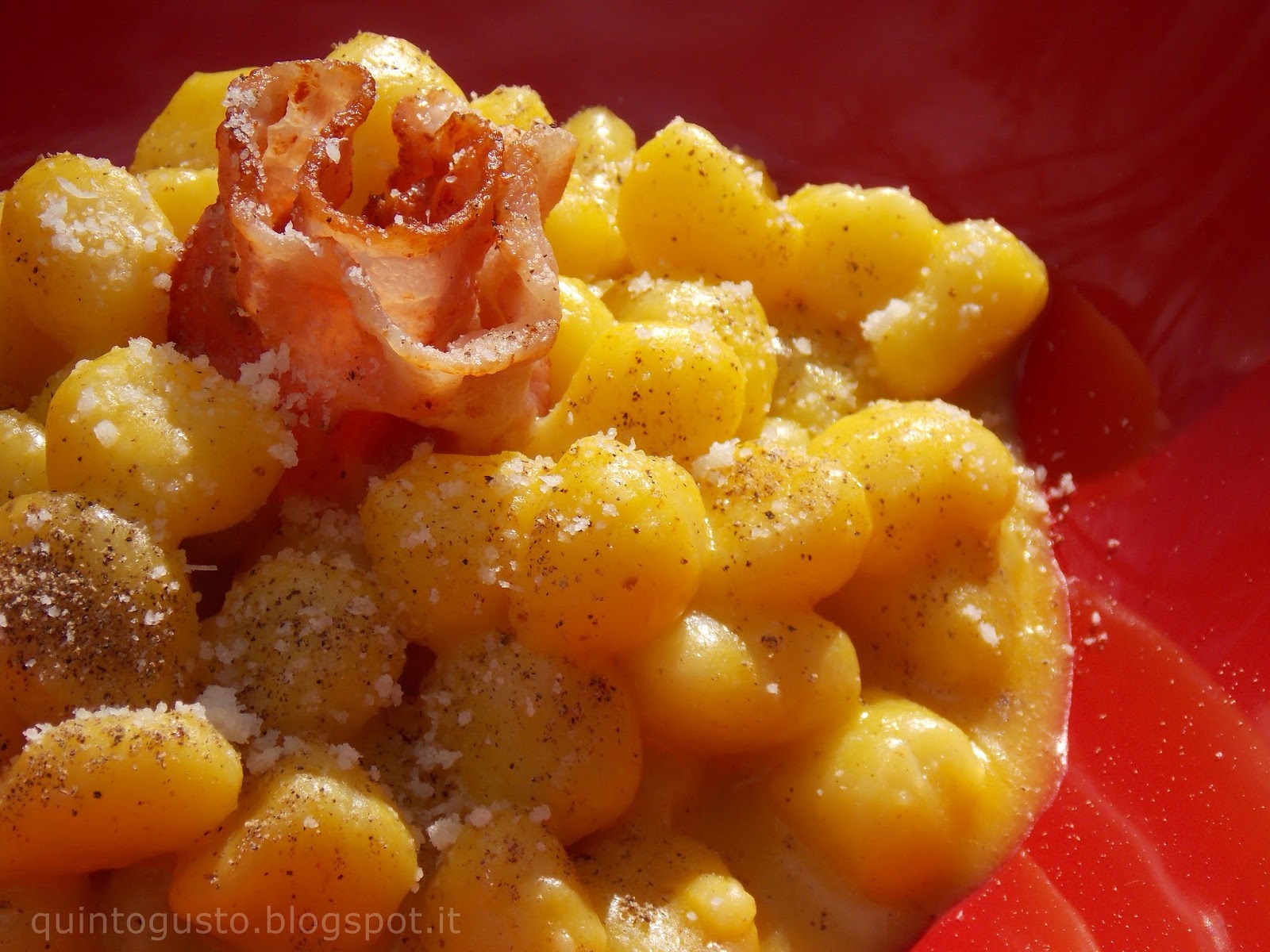 Gnocchi in crema d’uovo e baicon