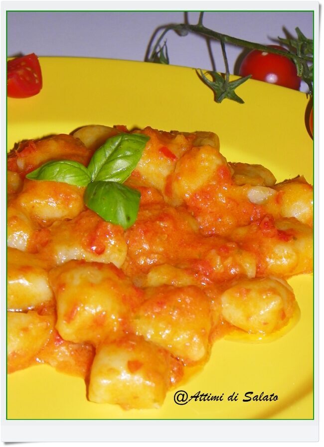 Gnocchi in salsa crudaiola