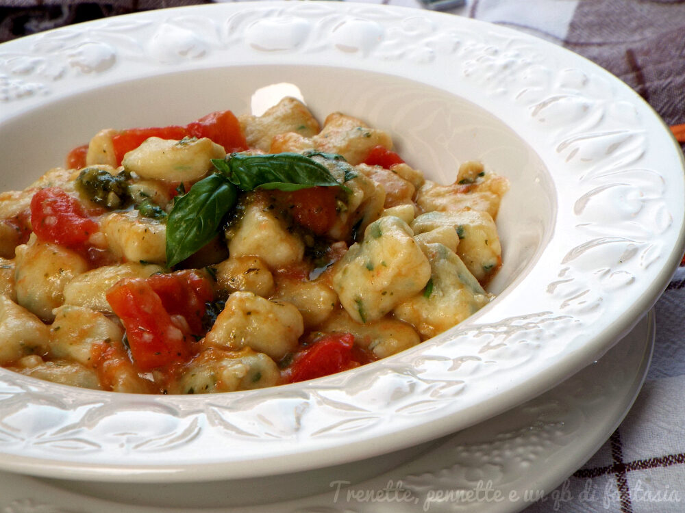 Gnocchi patate e ricotta al basilico con pomodoro