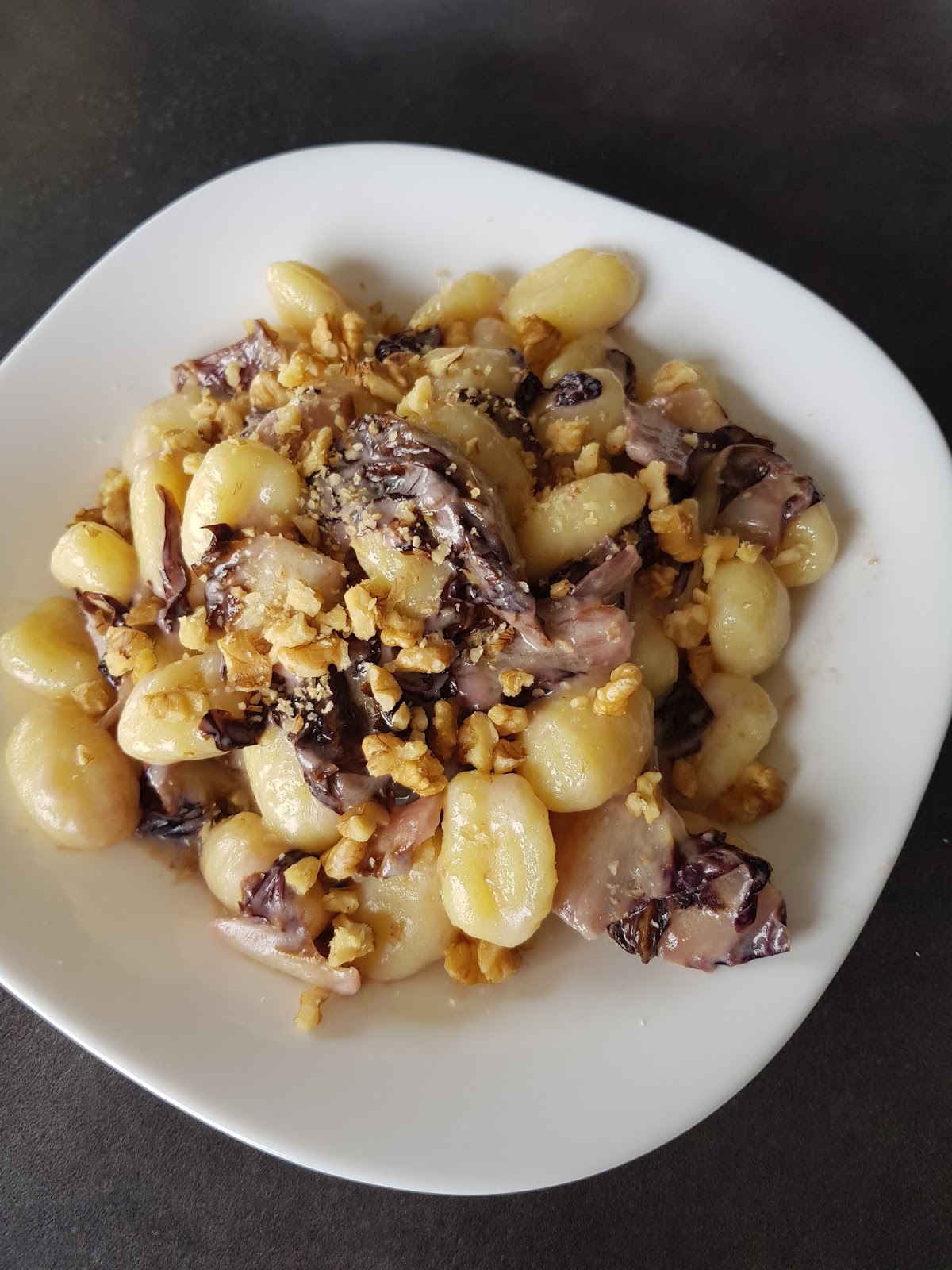 Gnocchi radicchio taleggio e noci