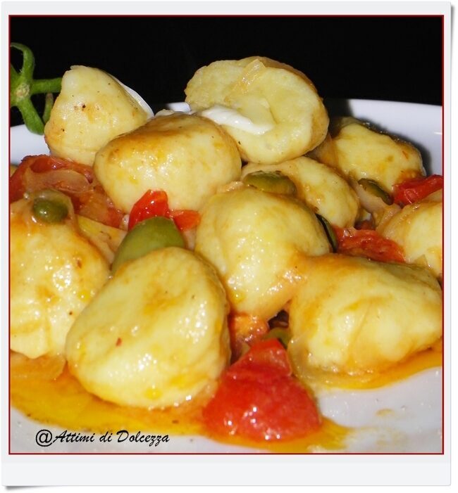Gnocchi ripieni di formaggio in sugo mediterraneo