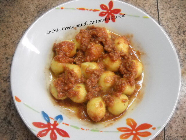 Gnocchi ripieni di speck al ragu’
