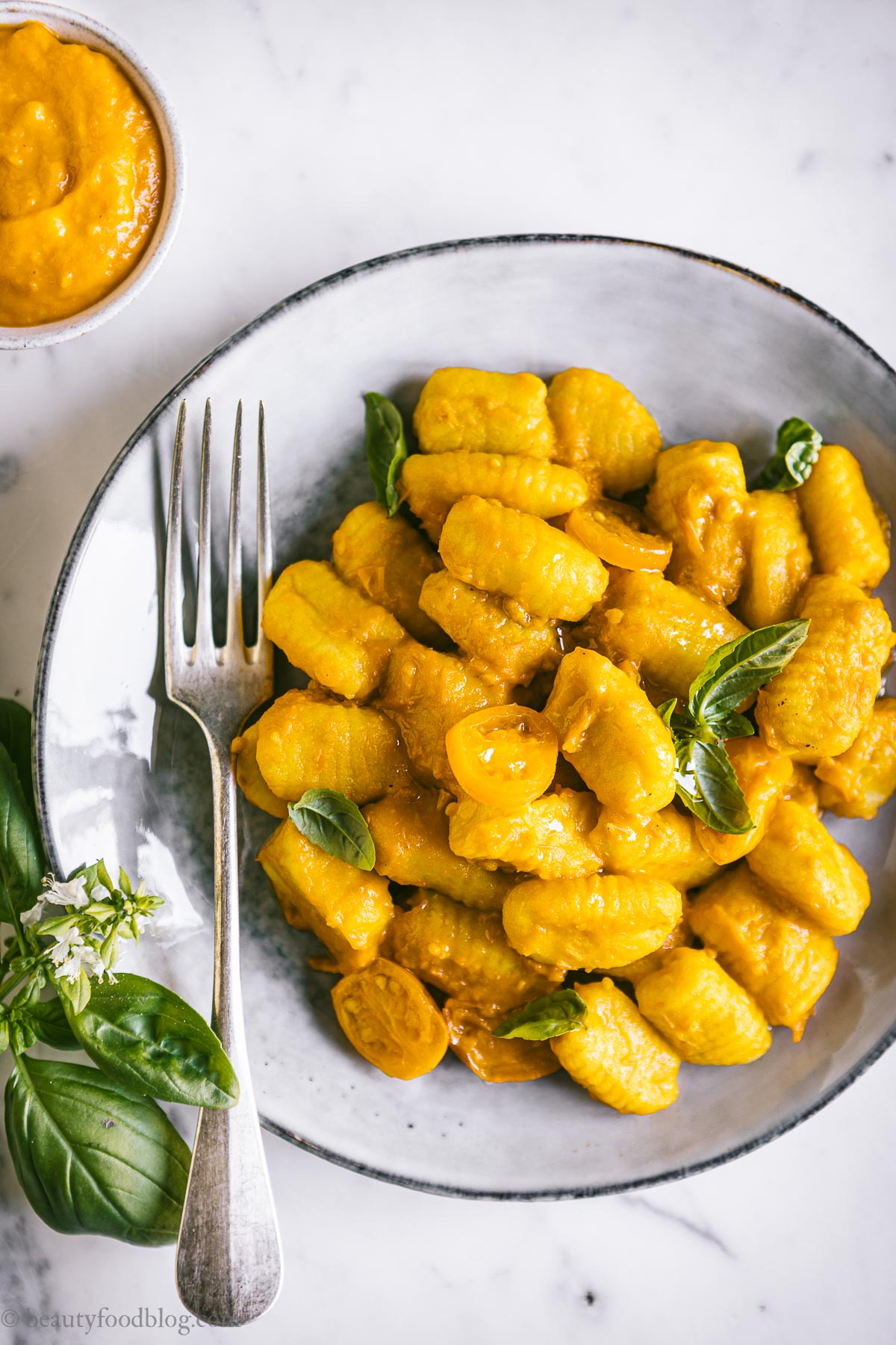 Gnocchi senza uova con salsa di pomodorini gialli | vegan gnocchi with yellow cherry tomato sauce