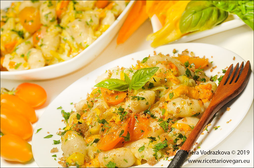 Gnocchi solari fuorilegge in giallo con muddica atturrata