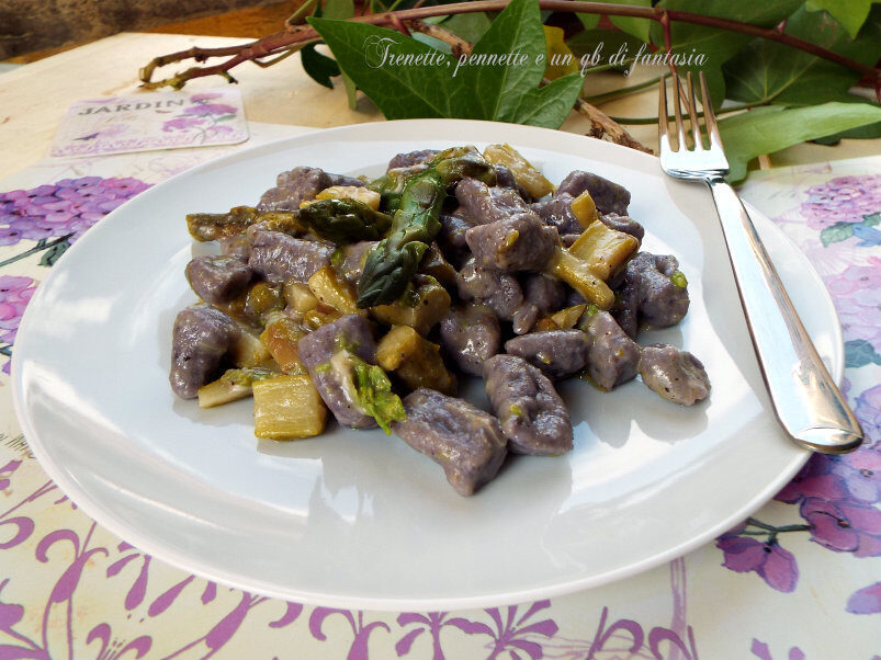 Gnocchi viola con asparagi e scamorza