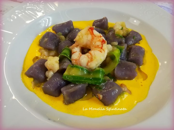 Gnocchi viola con gamberoni su salsa di zafferano