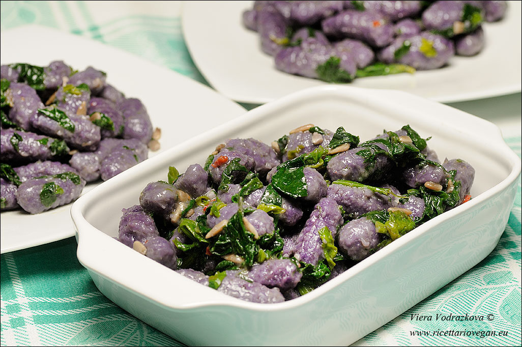 Gnocchi viola con i spinaci e semi di girasole