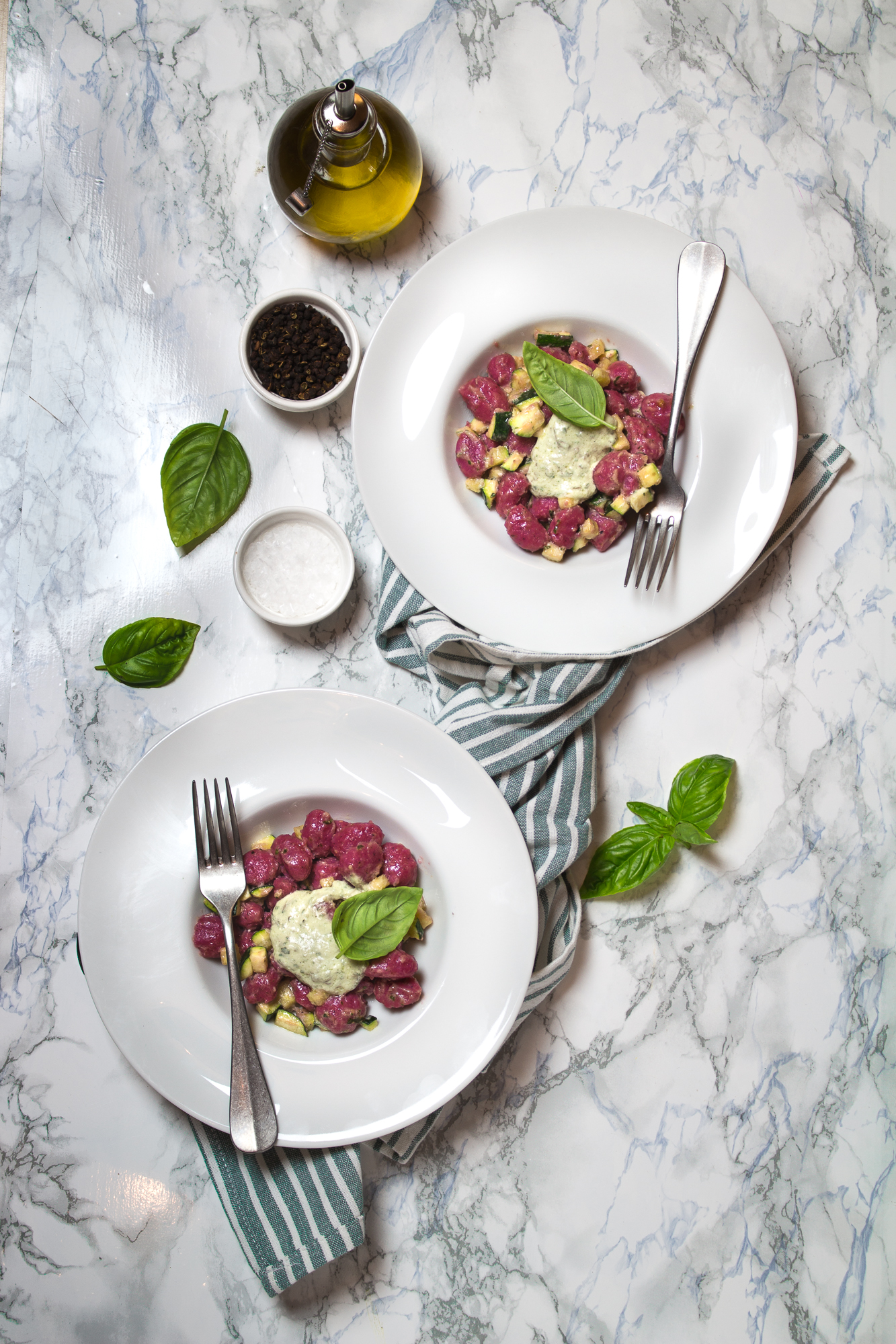 Gnocci alla barbabietola con crema di ricotta e basilico