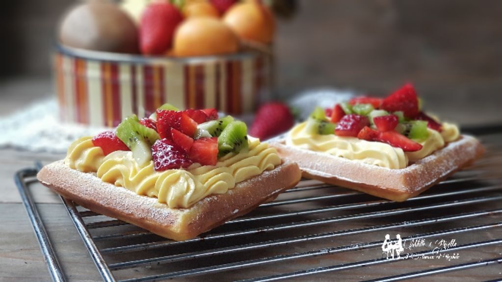Gofry croccanti con crema mascarpone e frutta mista