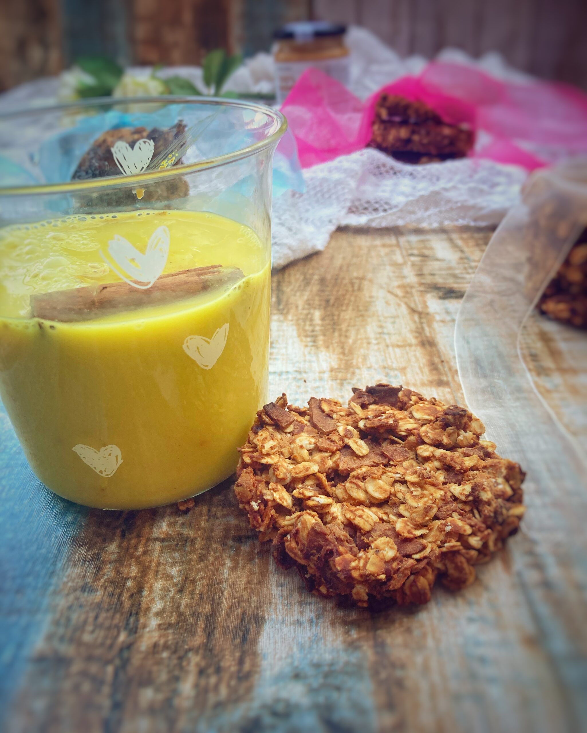Golden milk e biscotti all’avena