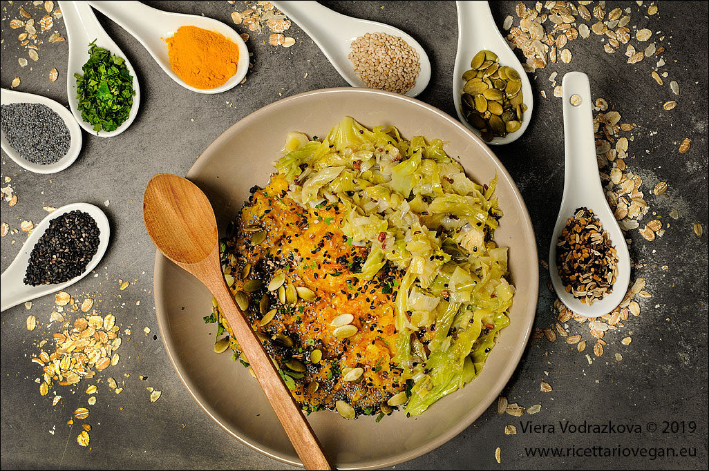 Golden porridge ai sei cereali speziato con verza e porri