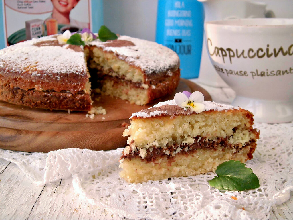 Golosissima torta al cocco farcita con nutella