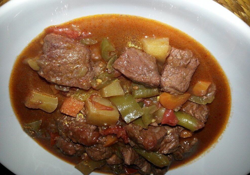 Goulash ungherese ricetta originale, spezzatino di manzo peperoni carot