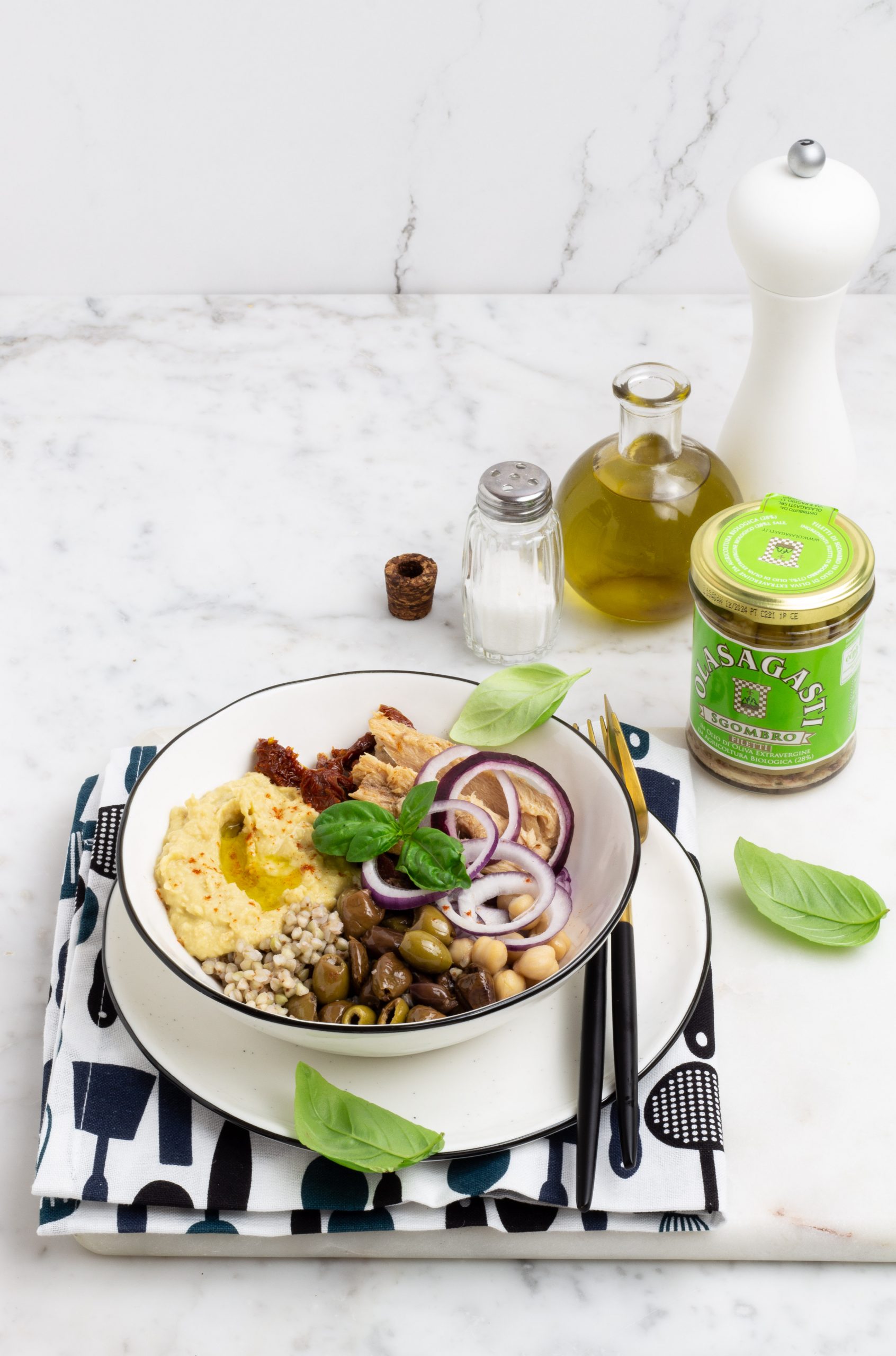 Grain bowl con grano saraceno e sgombro