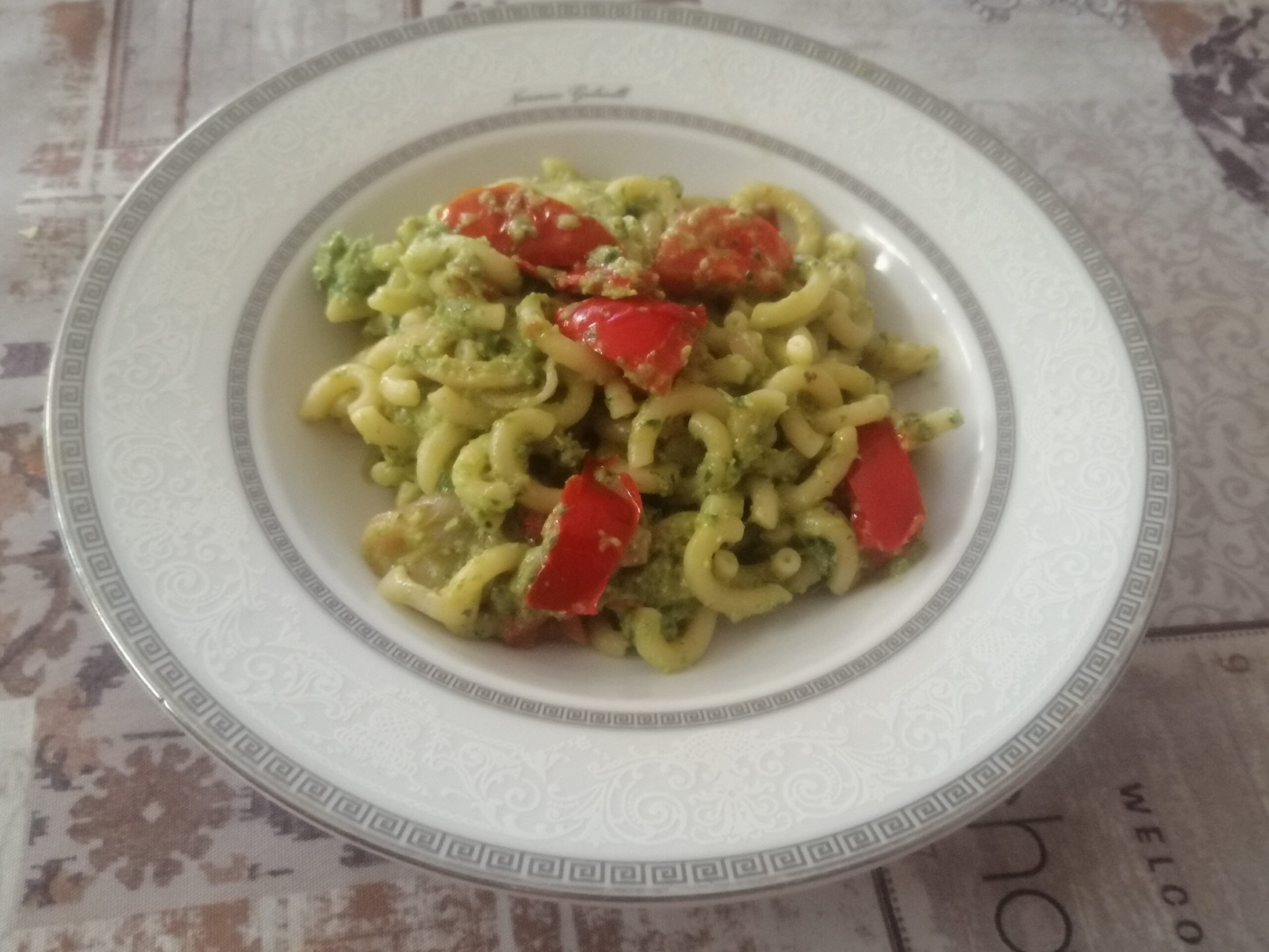 Gramigna con pesto di sedano e pomodorini