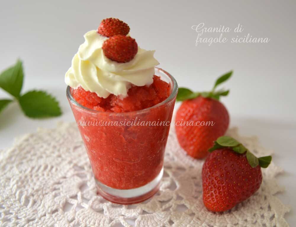 Granita di fragole siciliana con panna