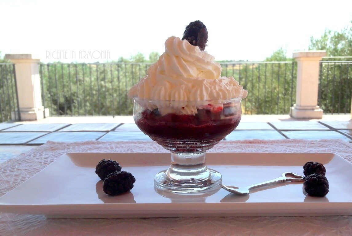 Granita siciliana di gelsi neri e panna